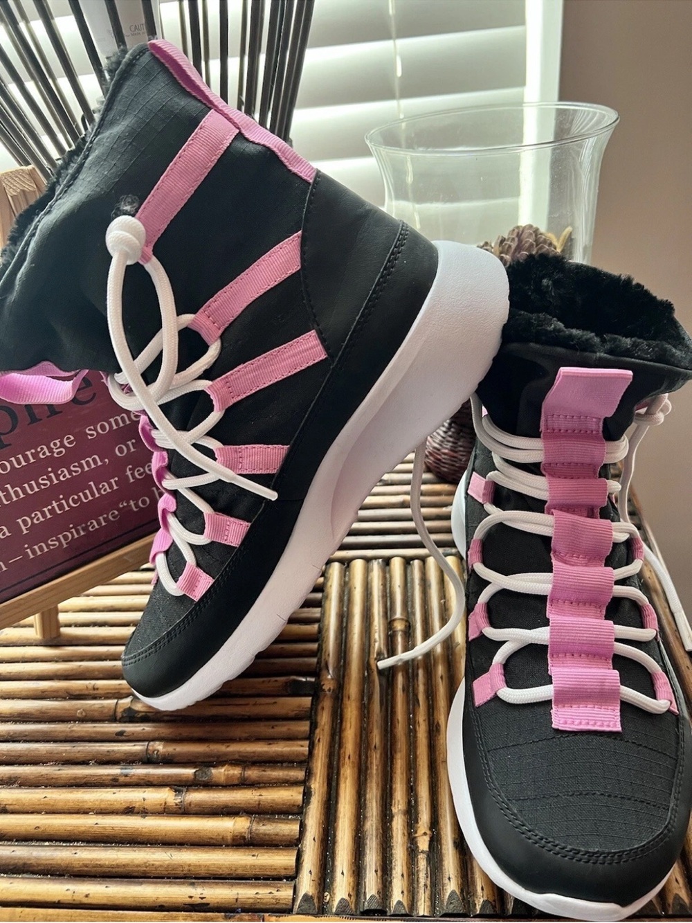 Nike Venture Black Pink Tie-up Boots with Faux Fur Lining Size 5.5